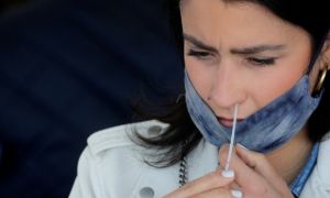 Nhu cầu mua bộ xét nghiệm nhanh COVID-19 tăng cao tại nhiều nước