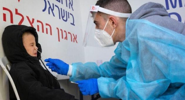 Gần 50% dân số được tiêm vắc xin liều 3, Israel vẫn ghi nhận số ca COVID-19...