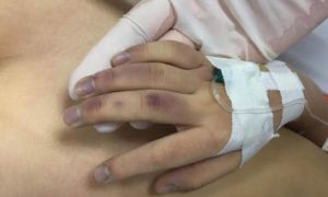 Vụ bé gái 6 tuổi ở Hà Nội tử vong: Bị bố đánh bằng thanh tre, cán chổi