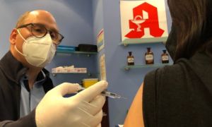 Người dân Đức được tiêm vaccine ngừa COVID-19 tại các hiệu thuốc