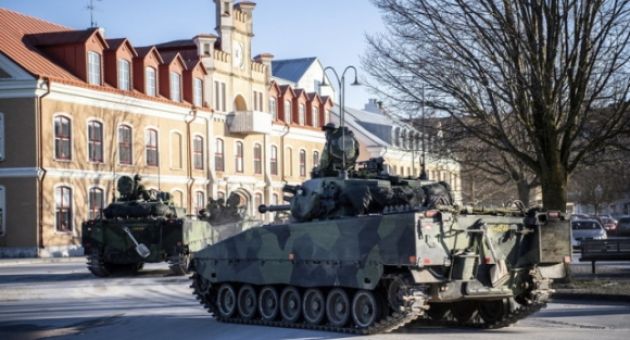 Giữa căng thẳng Nga-Ukraine, dân quốc gia Bắc Âu tỉnh dậy thấy xe tăng lăn bánh