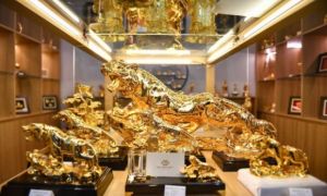 Tượng hổ bên cây mai vàng giá 80 triệu đồng