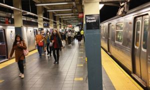 Phụ nữ gốc Á tử vong sau khi bị đẩy xuống đường ray tàu điện ngầm ở New York