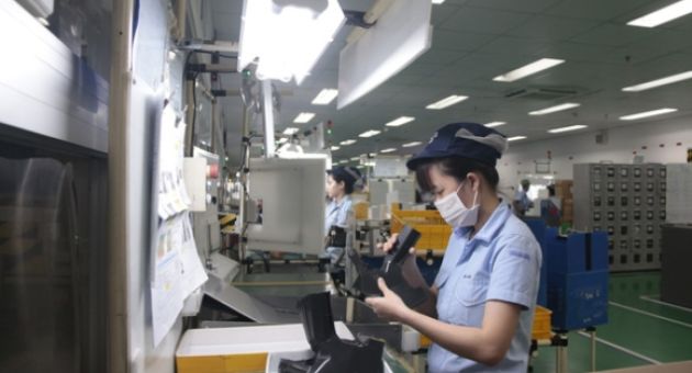 Làm xuyên Tết để ‘gửi tiền về cho mẹ cha’