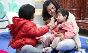 Trường học đóng cửa, cô giáo mầm non thành shipper, thợ làm nail