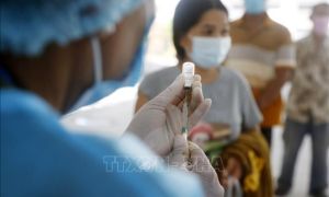 Vì sao đang dương tính thì 'khoẻ re', khỏi bệnh rồi người trẻ vẫn dính di...