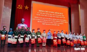 Chủ tịch Quốc hội Vương Đình Huệ chúc Tết và trao quà tại Bến Tre