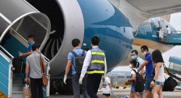 Từ hôm nay, trẻ em đi máy bay không cần giấy xét nghiệm COVID-19