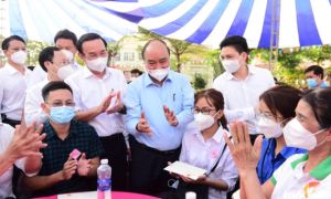 Chủ tịch nước Nguyễn Xuân Phúc chúc Tết người lao động ở TP Thủ Đức