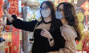 Hà Nội nắng ráo cuối tuần, bạn trẻ kéo nhau lên chợ Hàng Lược ‘check-in’