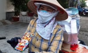 Người bán vé số, nhặt ve chai bất ngờ nhận lì xì trên đường phố từ những người...