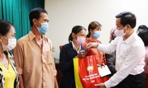 Phó thủ tướng Lê Minh Khái thăm, tặng quà người lao động tại Bình Phước