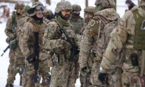 Căng thẳng Nga-Ukraine: Các nước phương Tây rút nhân viên ngoại giao về nước