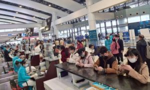 Bỏ yêu cầu xét nghiệm COVID tại sân bay, số người đi lại vọt tăng