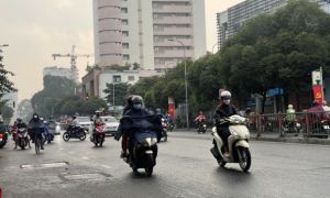 Chiều 26-1 TP.HCM bỗng nhiên mưa rào, người bán mai, cúc, đào lo lắng