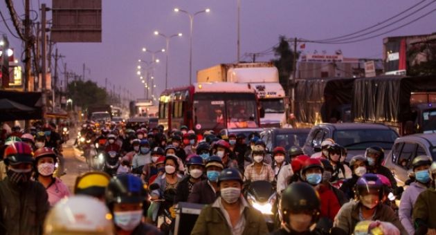 Người miền Tây tranh thủ về đón Tết sớm, xe cộ ngập đường