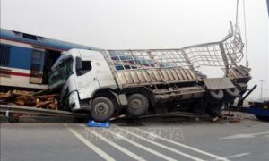 Va chạm với xe chở gỗ, tàu hỏa bị lật đầu máy, văng toa xuống kênh