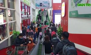 Người dân Hà Nội đổ xô vào siêu thị mua sắm trong ngày đầu nghỉ Tết