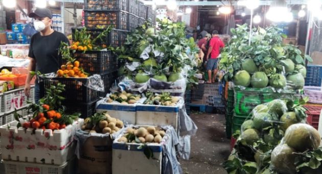 Rau quả, thịt... đầy chợ giá phải chăng, hoa tăng giá... 40%