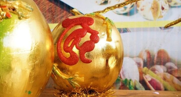 Dừa dát vàng 24k in hình linh vật hổ, hàng