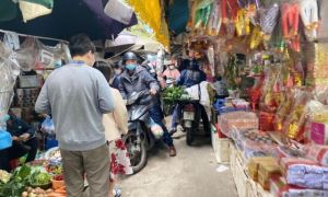 Người dân hối hả sắm sửa, chợ, siêu thị đông nghịt khách ngày 28 Tết