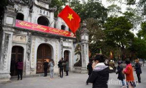 Hà Nội: Người dân tới chùa vái vọng cầu bình an trong ngày mùng 1 Tết