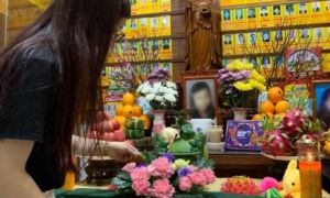 Mẹ bé V.A lần đầu xuất hiện sau vụ việc đau lòng, tự tay cắm hoa, bày lễ trên...