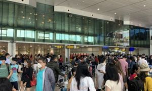 Tân Sơn Nhất nhộn nhịp khách đi lại ngày đầu năm
