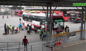 Người dân lỉnh kỉnh đồ đạc trở lại Thủ đô trong chiều mùng 4 Tết