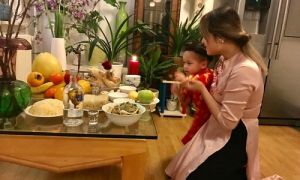 Tết xứ mình, Tết xứ người: Đám trẻ ngơ ngác thấy con gà ngậm hoa hồng