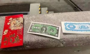 Đại học ở Canada phát bao lì xì chứa tiền âm phủ cho sinh viên