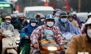 Người dân đội mưa, rét trở lại thủ đô chiều mùng 5 Tết