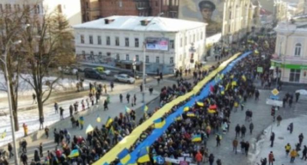 Hàng nghìn người Ukraine đổ xuống đường ở thành phố sát biên giới Nga