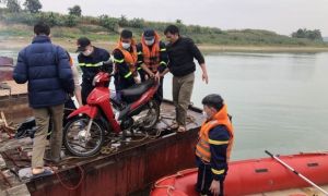 Qua cầu phao, người đàn ông rơi xuống sông tử vong