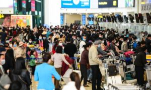 Sân bay Nội Bài đông nghẹt người ngày nghỉ Tết cuối cùng