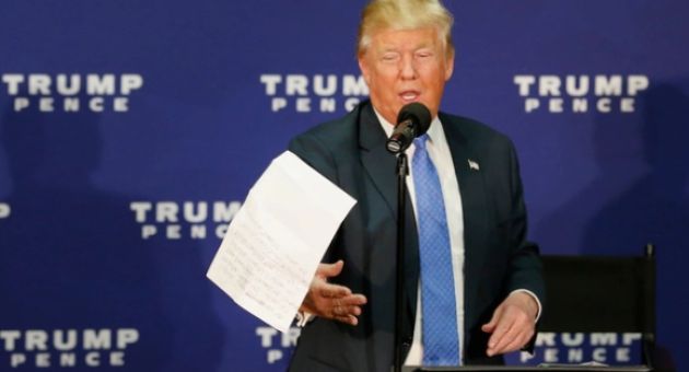 Ông Trump ưa xé bỏ giấy tờ, trợ lý phải... dán lại