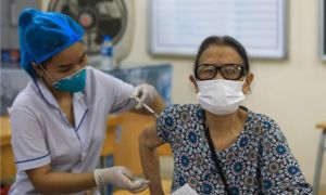 Châu Á vượt 'bão' Omicron nhờ vắc xin