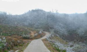 Băng tuyết phủ trắng xóa núi đồi, xã biên giới ở Lào Cai đẹp như trời Tây