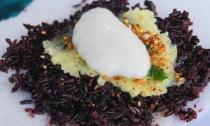 Xôi nếp than nước cốt dừa: Món ăn vặt ngọt ngào, thơm dẻo mà giá rất bình dân
