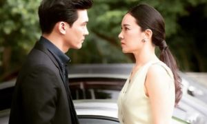 Đến đón vợ tan làm, tôi gọi điện thông báo rồi đứng chờ, đọc tin nhắn vợ gửi...