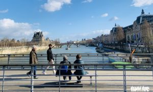 Bay đến Paris thời Omicron