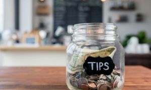 Vì sao ở Mỹ không vui cũng phải tip?