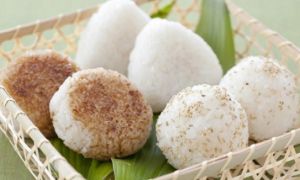Cơm nắm muối vừng: Món ăn của một thời thiếu thốn, giờ là quà quê nơi thành phố
