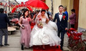 Em tôi lấy chồng lần 2 nhưng nhà gái chỉ có vài người đến dự, em nói không sao...