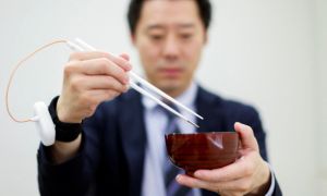 Giáo sư Nhật Bản phát minh đôi đũa làm tăng vị mặn thức ăn