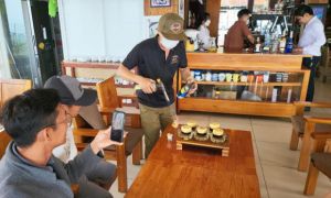 Người bán ly cà phê