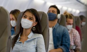 EU bỏ quy định đeo khẩu trang khi đi máy bay từ tuần tới