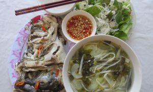 Hương vị quê hương: Cá mè nấu canh chua