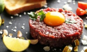 Món thịt bò sống xay nhuyễn của người Pháp