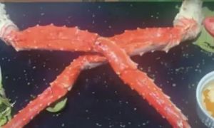 Nhậu vài chân cua và uống 2 ly nước, du khách